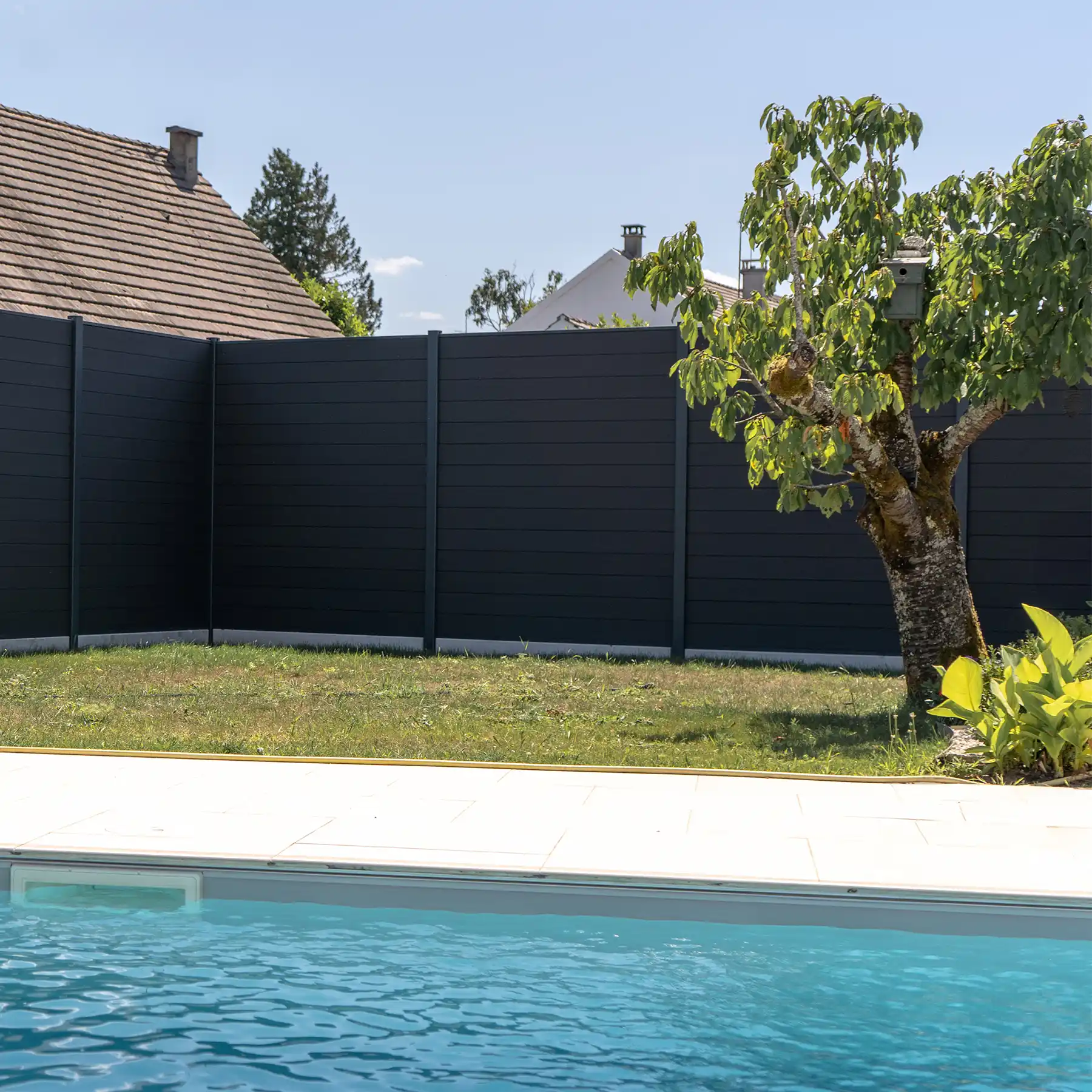 Clôture-composite-soubassement-béton-GRILLAGES-DE-PIERREFONDS-2